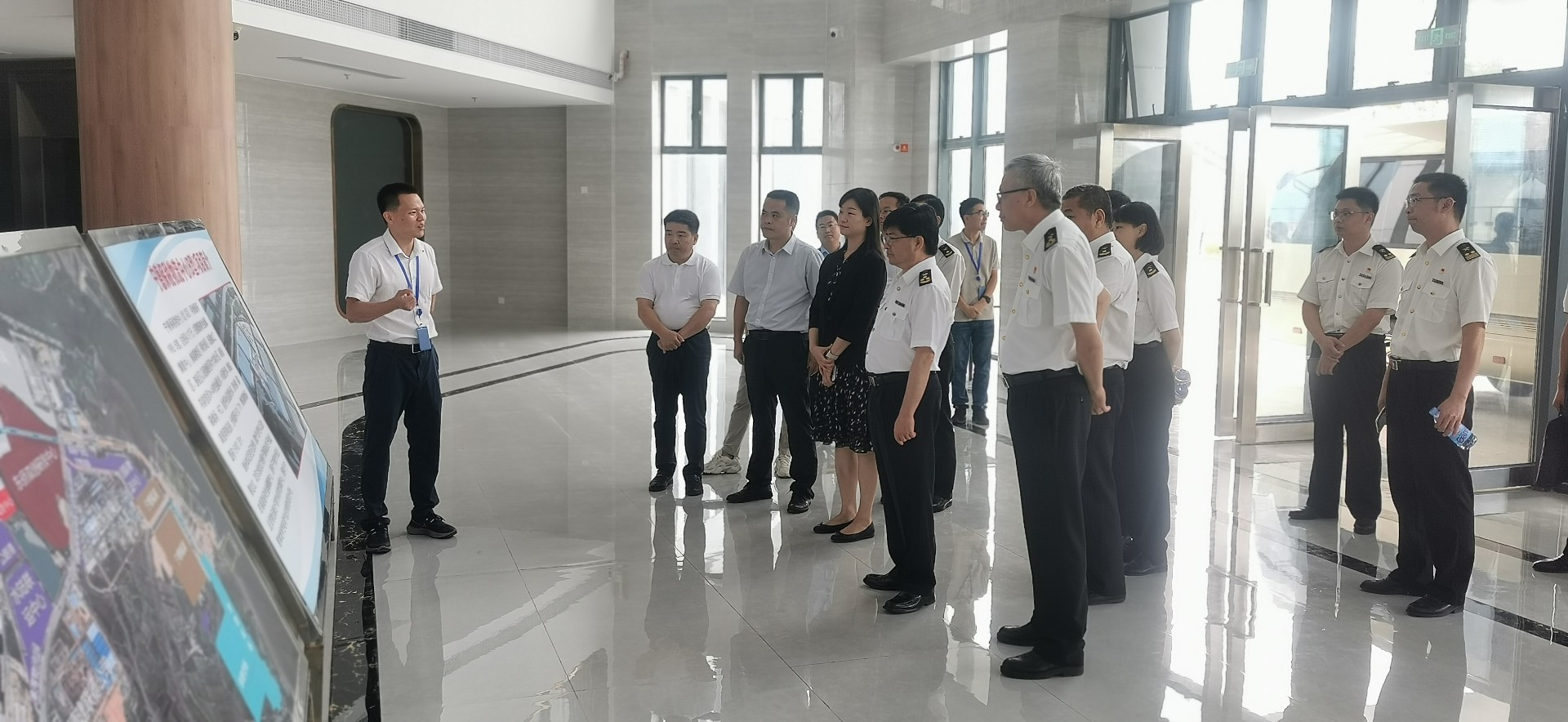 海關(guān)總署自貿(mào)司司長潘城一行蒞臨寧德國際物流中心項目調(diào)研，周桂芳拍攝1.jpg