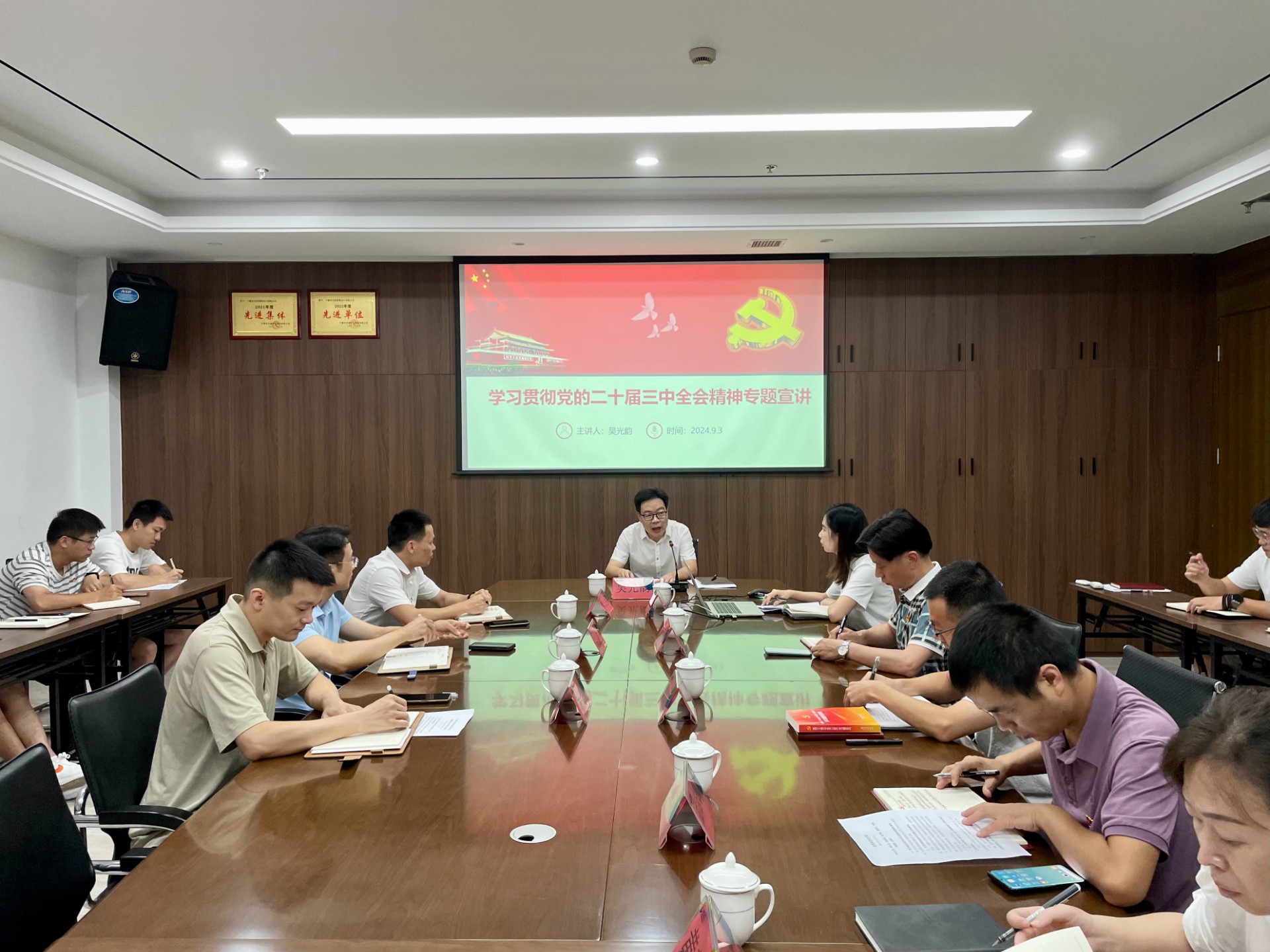 市交投集團領(lǐng)導(dǎo)深入市交投物流集團市交投勘察設(shè)計公司開展聯(lián)系點工作，葉嵐清拍攝1.jpg